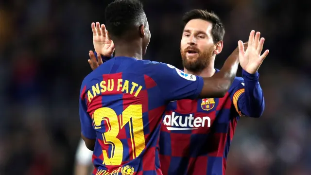 Ansu Fati y Messi se saludan tras uno de los goles.
