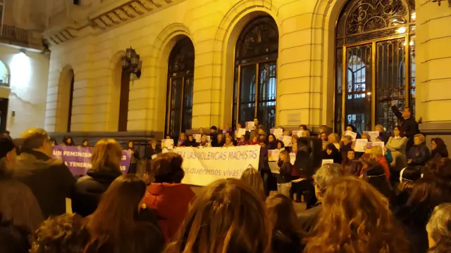 Concentración contra la violencia machista celebrada este martes por primera vez sin el apoyo del Ayuntamiento de Zaragoza