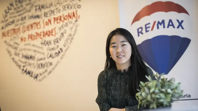 La joven china Yaxi Ye, la única agente inmobiliaria de la ciudad especializada en la clientela asiática desde la oficina de Re/Max y Tú.