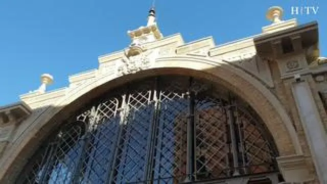 El alcalde de Zaragoza, Jorge Azcón, ha visitado este miércoles el renovado Mercado Central . Este juebves la lonja abrirá de nuevo sus puertas al público.