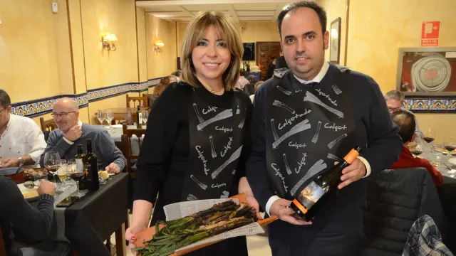 Ana Abadías y Luis Marín Pardos, en el restaurante El Candelas, en Zaragoza.