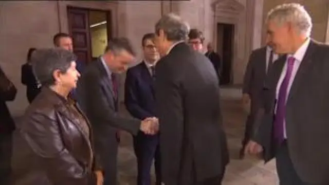 El encuentro entre Sánchez y Torra ha estado rodeado de gestos protocolarios entre los que destaca el saludo con la cabeza del jefe de Gabinete de Moncloa