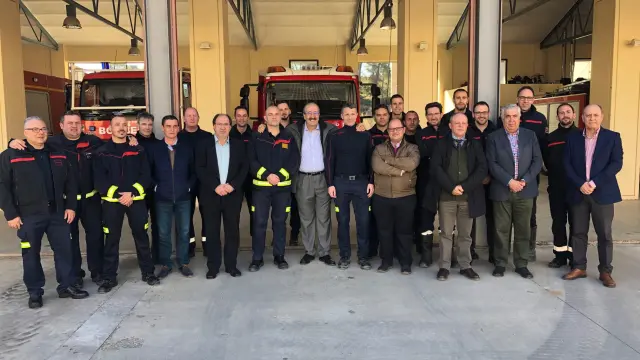 El presidente y el vicepresidente de la DPT así como el diputado delegado de extinción de incendios posan con los bomberos del parque de Alcañiz.