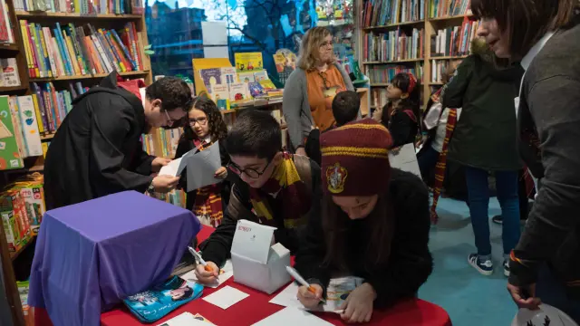 Niños participan en las actividades organizadas por la librería Siglo XXI por la 'Harry Potter Book Night'.