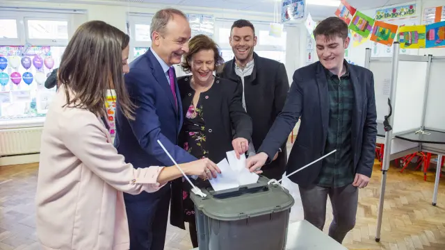Fianna Fail vota con su familia en Irlanda