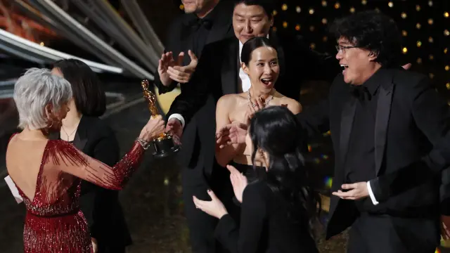 Kwak Sin Ae y Bong Joon Ho reciben el premio a Mejor Película de manos de Jane Fonda.