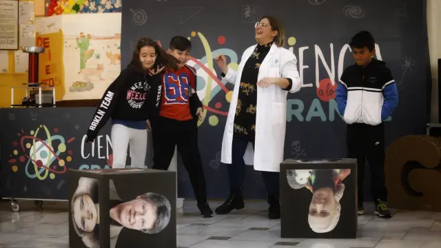 Los alumnos del Joaquín Costa descubren la ciencia con múltiples actividades.