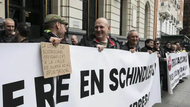Protesta hoy de los trabajadores de Schindler en la plaza de España aprovechando la jornada de huelga parcial.