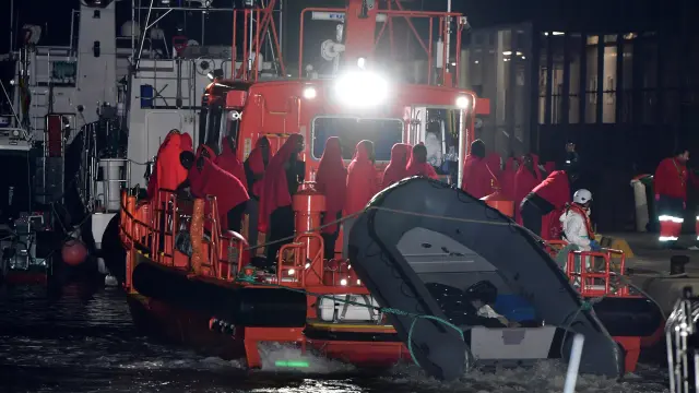 Llegada la pasada noche al puerto de Almería de los 38 inmigrantes rescatados por Salvamento Marítimo en el Mar de Alborán.