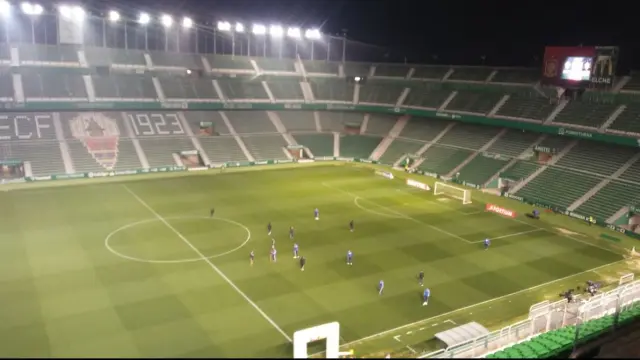 Los jugadores del Real Zaragoza inspeccionan el estadio Martínez Valero una hora y cuarto antes del partido de esta noche.