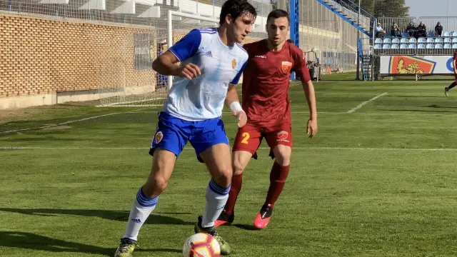 Azón, delantero del Real Zaragoza Juvenil, protege el balón ante un rival del San Francisco.
