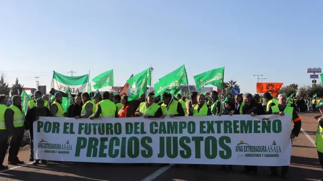 Los agricultores extremeños cortan carreteras para protestar por los bajos precios