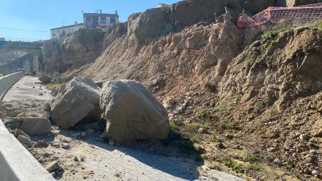Recientes desprendimientos de roca del yacimiento sobre la carretera.