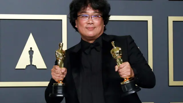 Bong Joon Ho poses with two Oscars, one for Best Director and one for Best International Feature Film for 'Parasite' in the photo room during the 92nd Academy Awards in Hollywood, Los Angeles, California, U.S., February 9, 2020. REUTERS/Lucas Jackson [[[REUTERS VOCENTO]]] [[[HA ARCHIVO]]]
