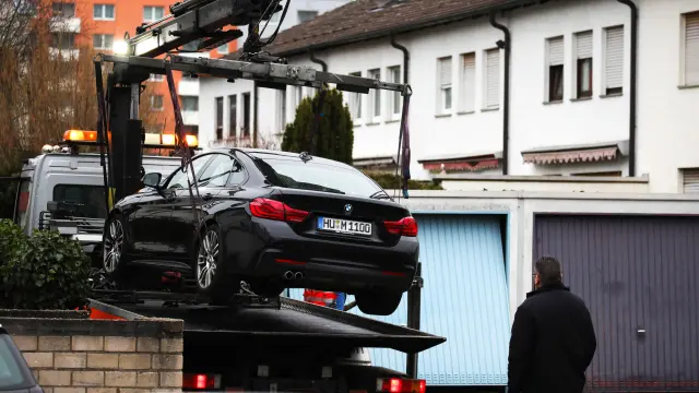 La Policía retira el coche del presunto autor del atentado de Hanau.