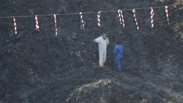 Operarios trabajan en el vertedero de Zaldibar donde continúan los trabajos para acondicionar el terreno