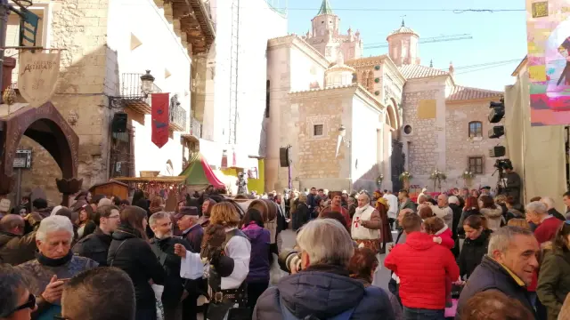 Ambiente en las calles de Teruel, momentos antes de que comience la boda de Isabel de Segura.