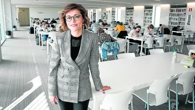 La nueva rectora Berta Sáez, en la biblioteca de la Universidad San Jorge