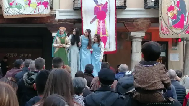 Las damas de Bearn, en la plaza del Torico