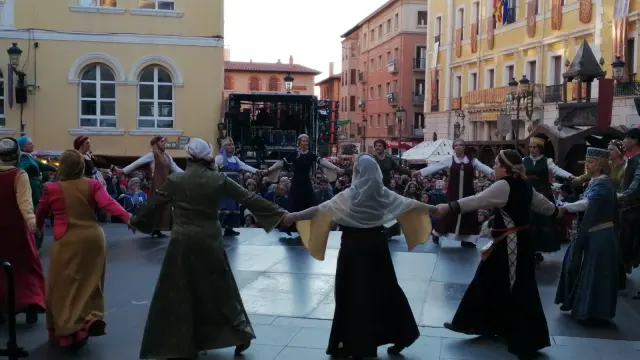 Manfredina y los Alarifes de San Martín bailan sus danzas.
