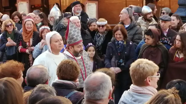 Por fin aparece el Obispo de Albarracín. Invitados y familiares le esperaban angustiados. Se ha retrasado por un problema de salud que no hace público, solo lo cuchichea.