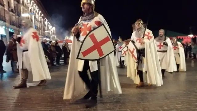 Una larga comitiva acompaña al monarca en su llegada a Teruel