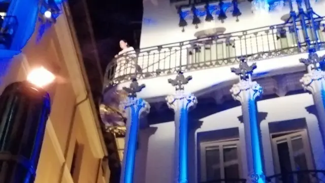 Isabel de Segura sale al balcón.