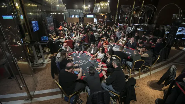 Más de 100 personas participan en el Casino Zaragoza en el torneo de póker Winamax.