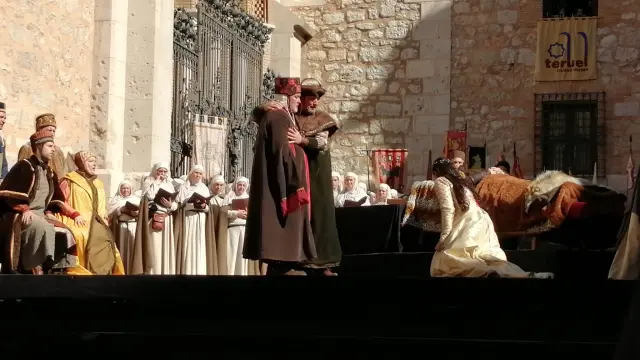 Isabel de Segura se acerca a besar a Diego de Marcilla
