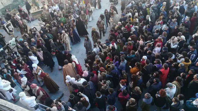 La gente espera en la plaza del Seminario la llegada de los cuerpos de Isabel y Diego