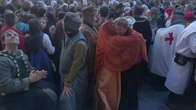 La gente se besa en la plaza del Seminario