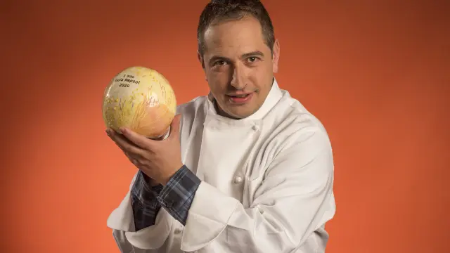 Roberto Alfaro, chef del restaurante Absinthium, con el galardón de la 'Guía Repsol'.