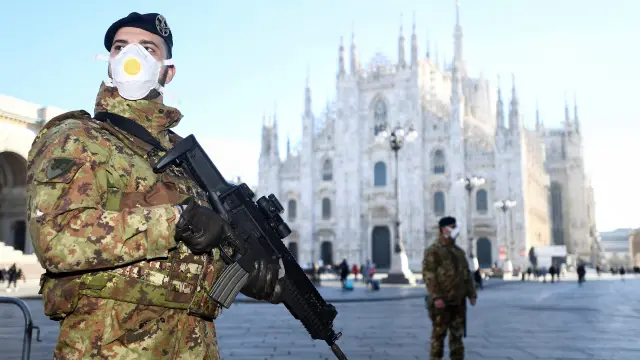 Militares italianos con mascarillas ante la catedral de Milán