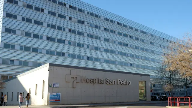 Vista de la entrada del Hospital San Pedro de Logroño, La Rioja este lunes donde una mujer con un caso sospechoso de coronavirus ha sido trasladada y se ha activado el protocolo sanitario contra esta epidemia.
