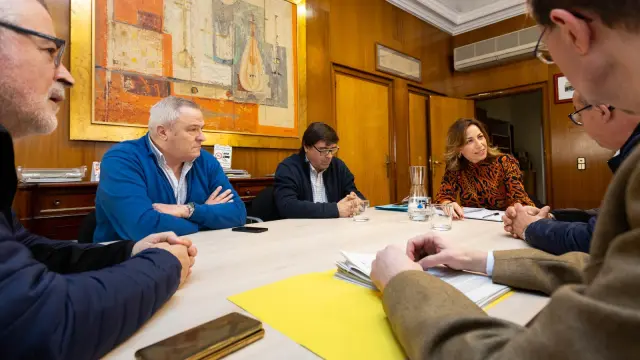Natalia Chueca se reunió ayer con representantes del sector del taxi en Zaragoza.