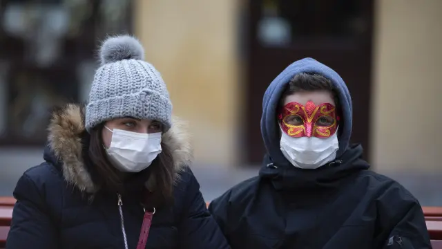 Varios turistas con mascarillas en Venecia.