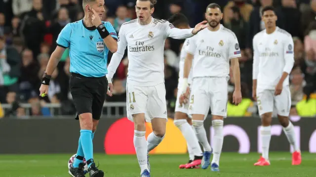Bale, del Real Madrid, protesta al árbitro una jugada