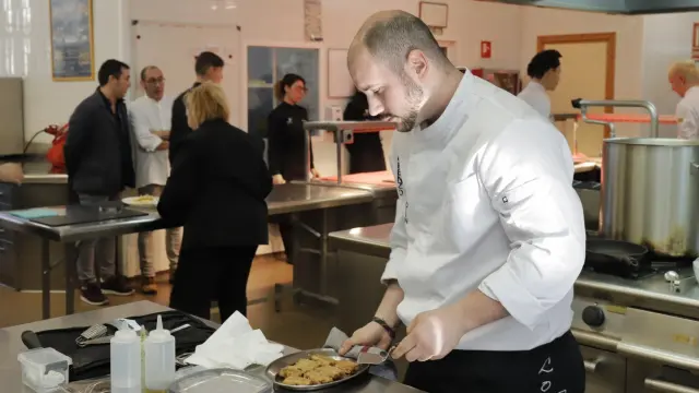 Lorenzo Escartín, preparando el plato en la final del concurso Descubre la Trufa.