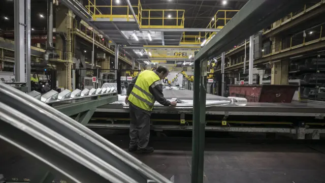 Un trabajador, en las instalaciones de Opel España, del grupo PSA, en Zaragoza.