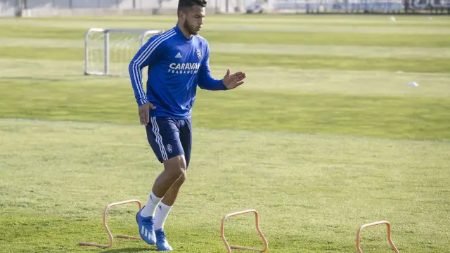 Luis Suárez salta pequeñas vallas durante el entrenamiento del Real Zaragoza para fortalecer su tobillo dañado.