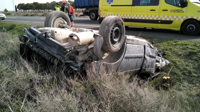 Imagen del coche accidentado en la N-II, cerca de Fraga.