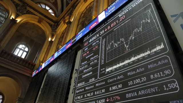 La Bolsa española mantiene fuertes pérdidas del 3 % tras la apertura