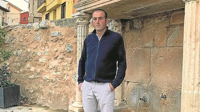 Sergio Igual, alcalde de Aldehuela, junto a la fuente de la pedanía.