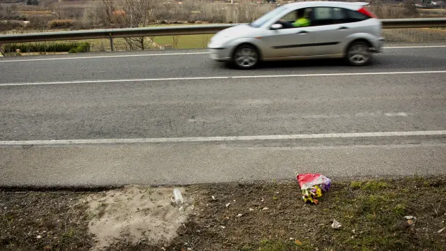 Un ramo de flores en la cuneta de la N-234 recuerda el lugar donde se encontró el cadáver de la víctima, de 52 años.