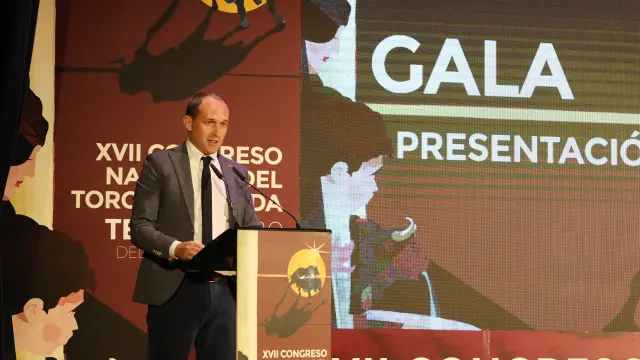 El presidente de la Federación del Toro de Cuerda, Javier Tarín, durante la celebración de la gala en Teruel.