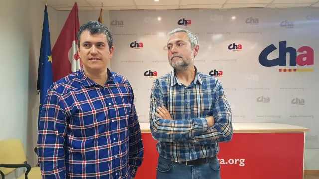 Joaquín Palacín, presidente de CHA, junto a José Ramón Ceresuela, nuevo secretario territorial en Huesca.