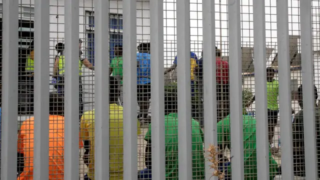 Un grupo de inmigrantes en el centro de estancial temporal de Melilla.