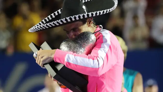 Rafa Nadal, con sombrero mexicano y su trofeo tras ganar el Abierto de Acapulco.