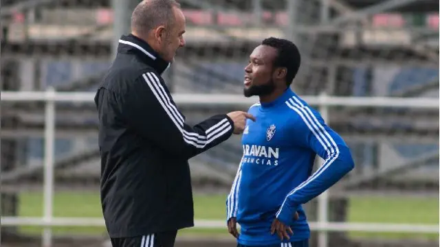 Víctor Fernández charla con James Igbekeme durante un entrenamiento reciente.