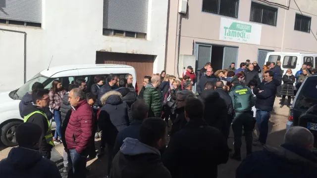 La Guardia Civil ha acudido a la concentración de vecinos en el polígono Cerradillo de Illueca.